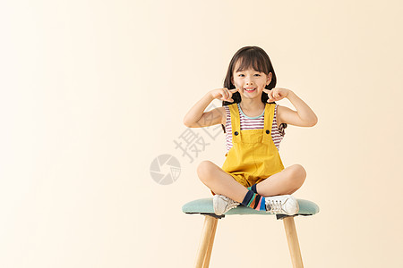 小女孩在拍照可爱女孩在椅子上笑嘻嘻背景