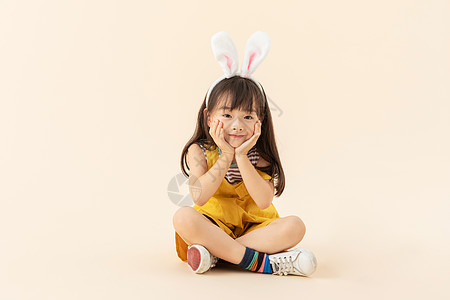 坐在地上兔子小女孩坐在地上玩背景