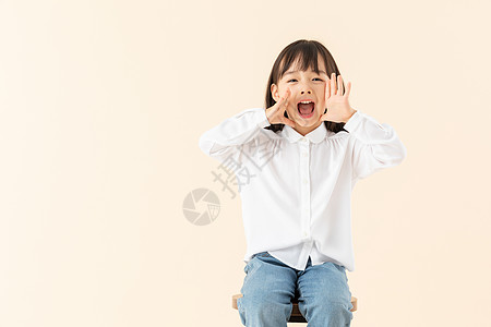 坐在椅子上女孩小女孩坐在椅子上玩耍背景