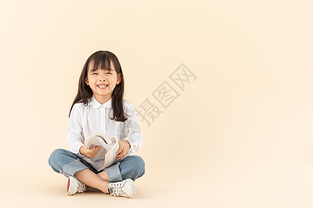 小朋友大笑小女孩坐在地上看书背景