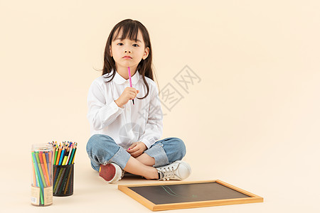 儿童画板小女孩坐在地上画画背景