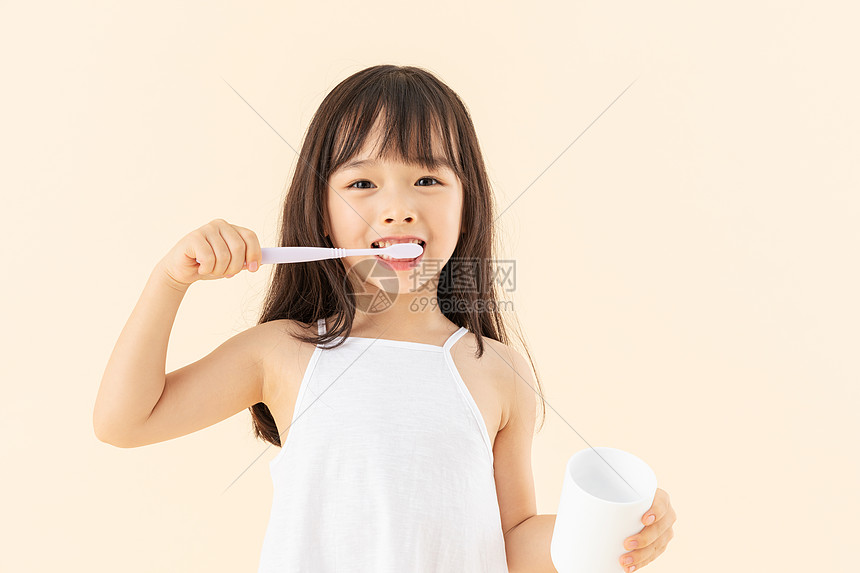 小女孩在刷牙图片