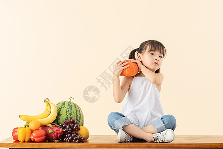 小女孩抱着南瓜图片