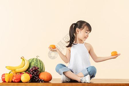 可爱卡通水果小女孩手拿橙子背景