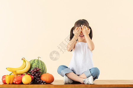 小女孩手拿橙子图片