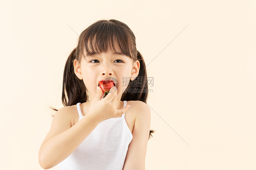 小女孩吃番茄图片