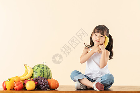 小女孩玩水果图片