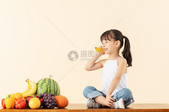 小女孩玩水果图片