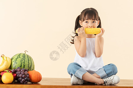 收玉米女孩小女孩吃玉米背景