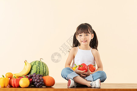 小女孩手拿水果蔬菜图片