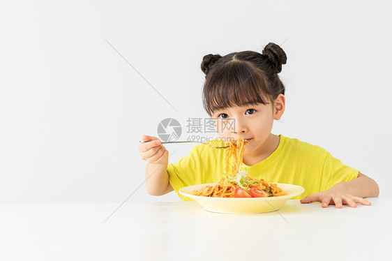 小女孩吃意大利面图片