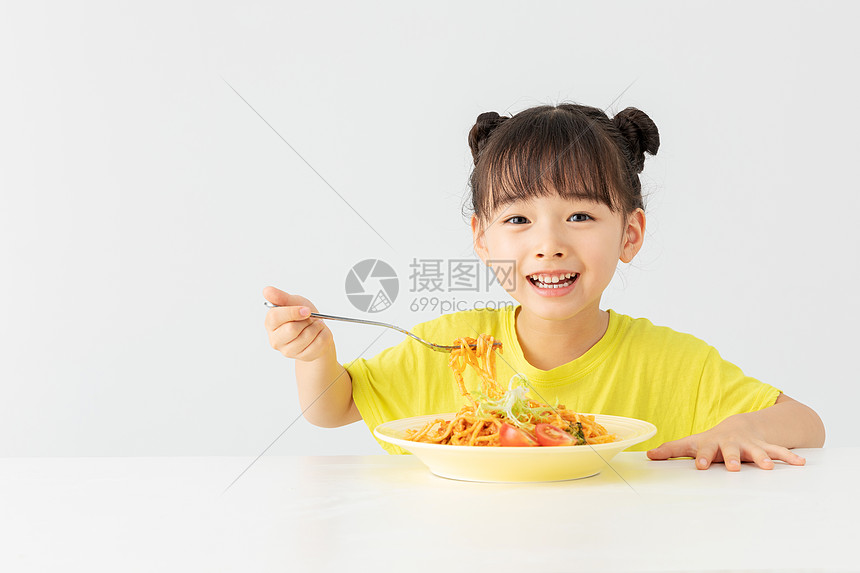 小女孩开心吃着面条图片