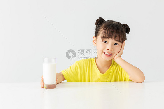 小女孩喝完牛奶图片
