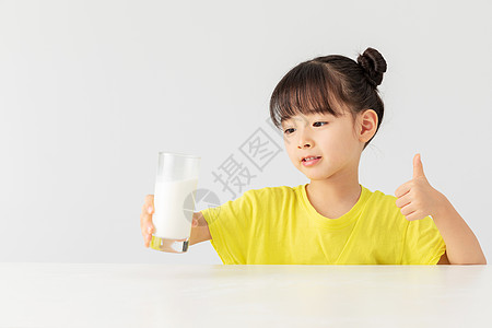小女孩喝牛奶点赞手势图片