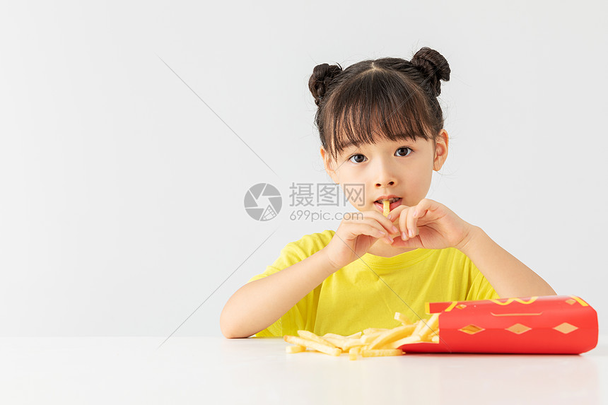 小女孩开心的吃着薯条图片