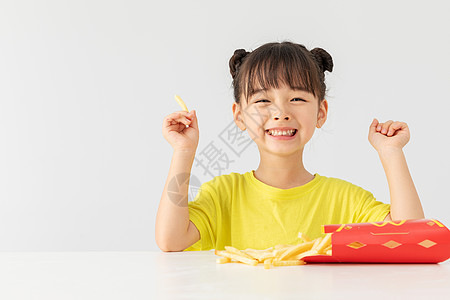 狗狗吃薯条小女孩开心的吃着薯条背景