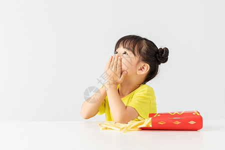 小女孩拒绝吃薯条高清图片