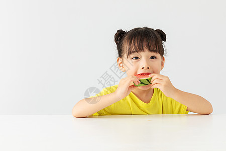 小女孩大口大口的吃着西瓜图片
