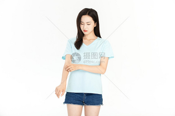 夏日女性抓痒图片