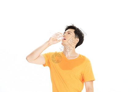 夏天喝水黄色短袖男性喝水降温背景
