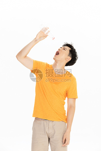 黄色短袖男性喝水降温图片
