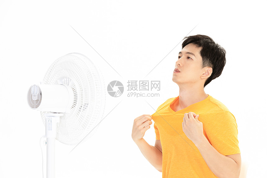 男性夏天避暑图片