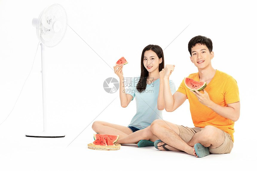 情侣夏日吃西瓜吹风扇图片