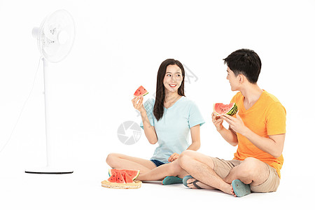 夏日情侣吃西瓜图片
