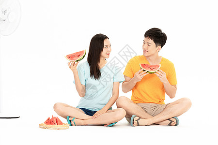 情侣夏日吃西瓜吹风扇高清图片