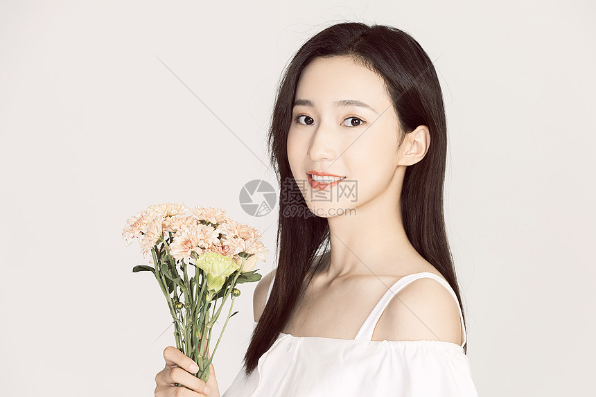 小清新美女手持鲜花图片