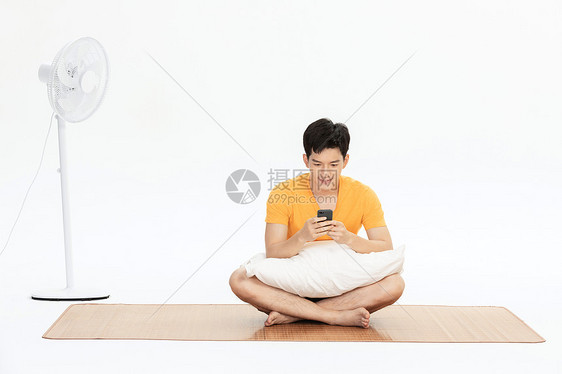 男性凉席上坐着玩手机图片