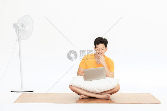 男生坐在涼席看电脑图片