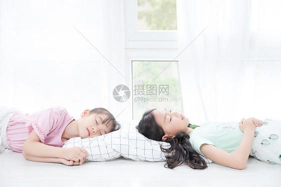 两个小女孩睡觉图片
