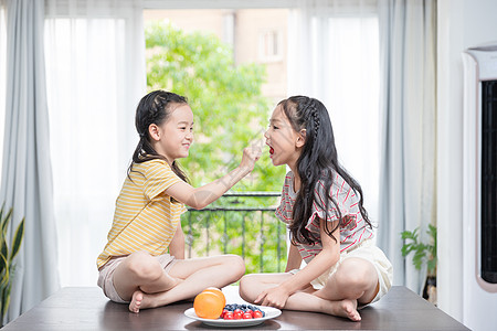 吃水果小女孩小闺蜜吃水果背景