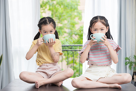 茶杯里小女孩小闺蜜喝酸奶背景