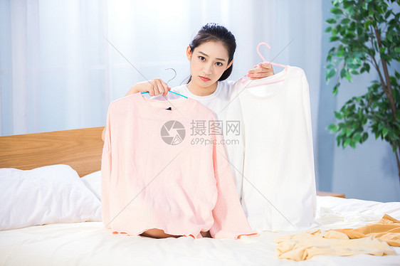 女性卧室试穿衣服图片