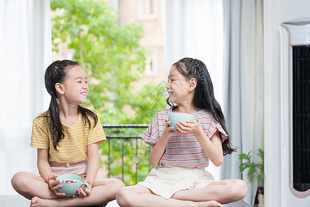 小闺蜜喝酸奶背景