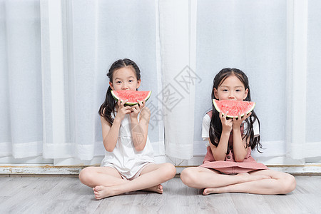 小闺蜜吃西瓜图片