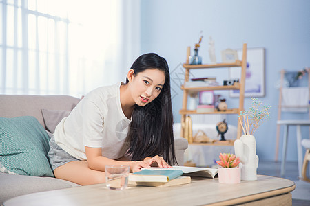 女性客厅学习图片