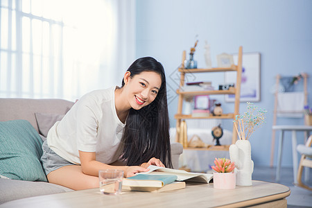 女性客厅学习图片