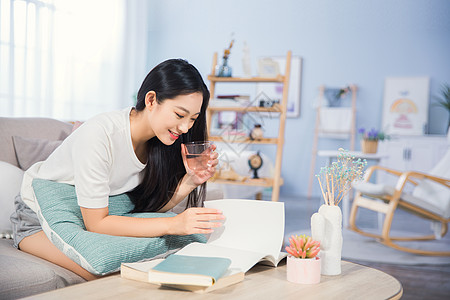 女性客厅学习高清图片