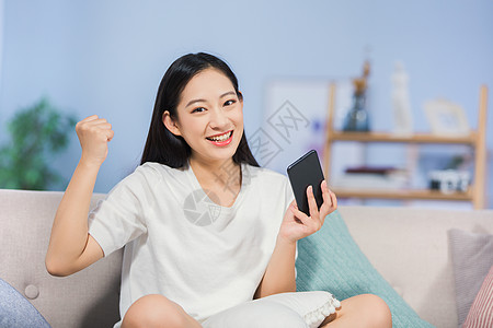 看手机女孩女性开心玩手机背景