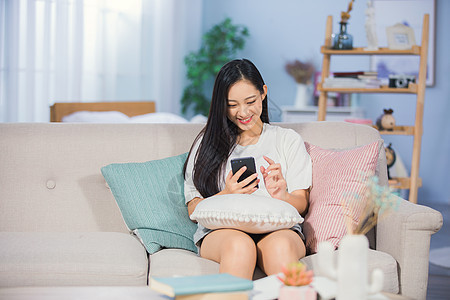 女性在沙发上娱乐图片