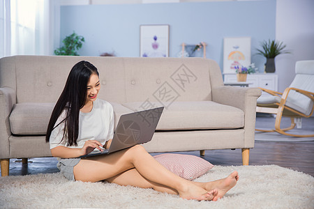 女孩看电脑女性客厅使用电脑背景