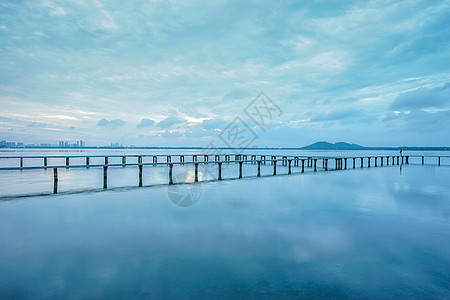 清晨的城市黎明时分的武汉东湖凌波门水天一色风光背景