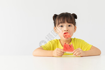 吃西瓜人物边框可爱小女孩吃西瓜背景