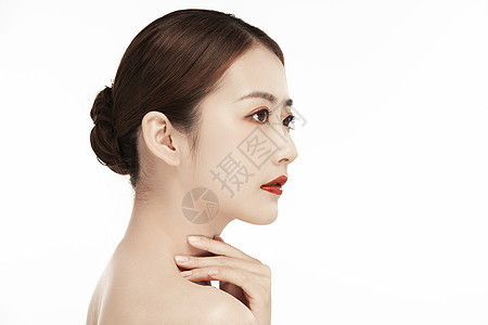 女性面部美容护肤保养特写图片