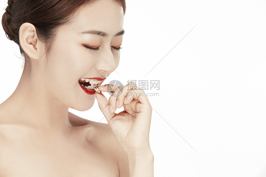 性感美女吃维生素胶囊图片