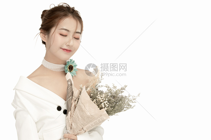 时尚美女手拿鲜花闭眼图片