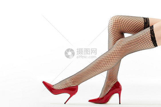 女性穿着红色高跟鞋和黑色丝袜图片